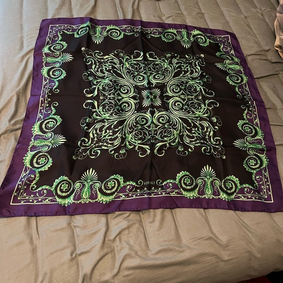 Authentic VERSACE Silk Hand Rolled Square Scarf, Italy. Purple & Green. Rare! - Picture 4 of 12